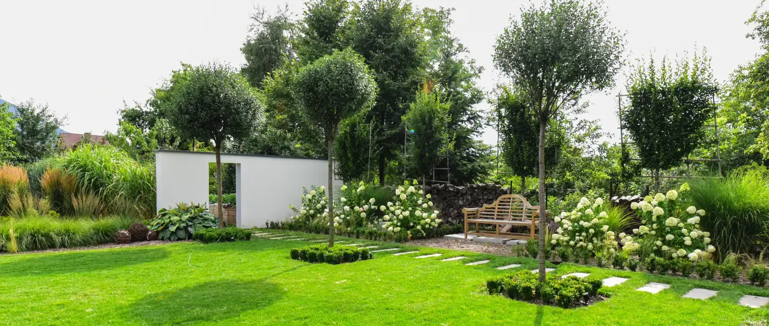schöner Garten mit Holzbank